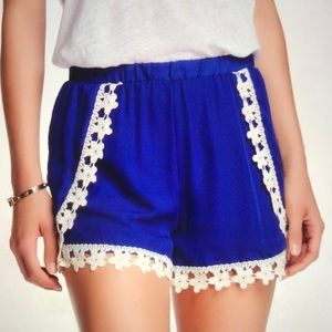 “Peach Love Cream” Brand Blue crochet trim shorts Sm